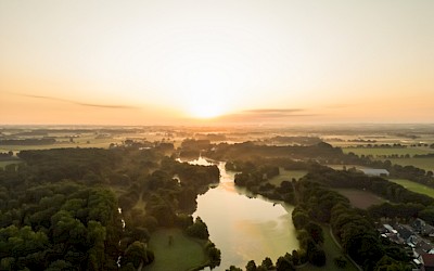 De Pröbstingsee ligt, midden in het typische parklandschap van het Münsterland, aan de rand van de districtshoofdstad Borken.