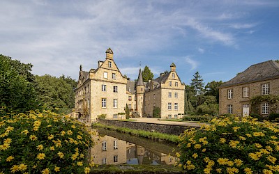 Schloss Surenburg umrahmt von einer Gräfte
