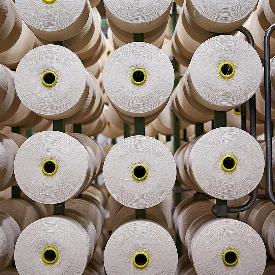 Om ervoor te zorgen dat er geen garen op de spoel achterblijft, heeft Velener Textil een afvalvrij circulatiesysteem ontwikkeld.