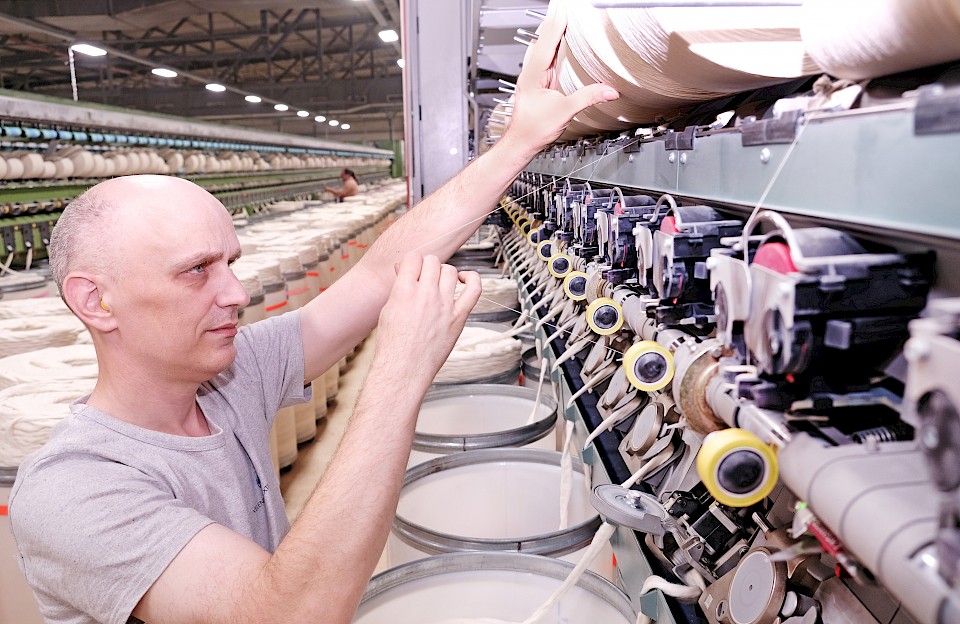 Die Velener Textil GmbH produziert Garne und Gewebe und hat mit Partnern einen No-Waste-Kreislauf entwickelt.