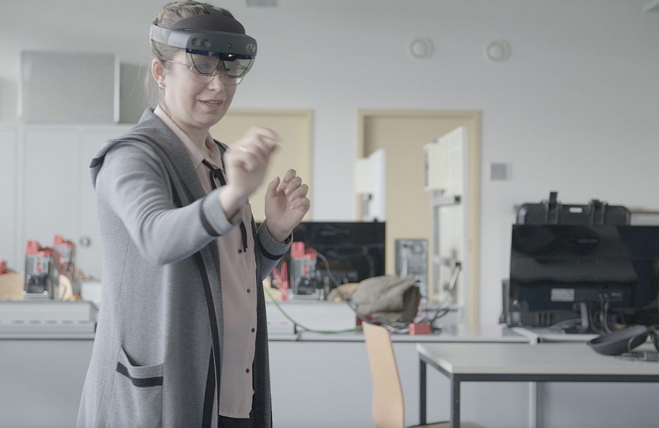 Eine der Denkfabrik-Teilnehmer mit VR-Brille.